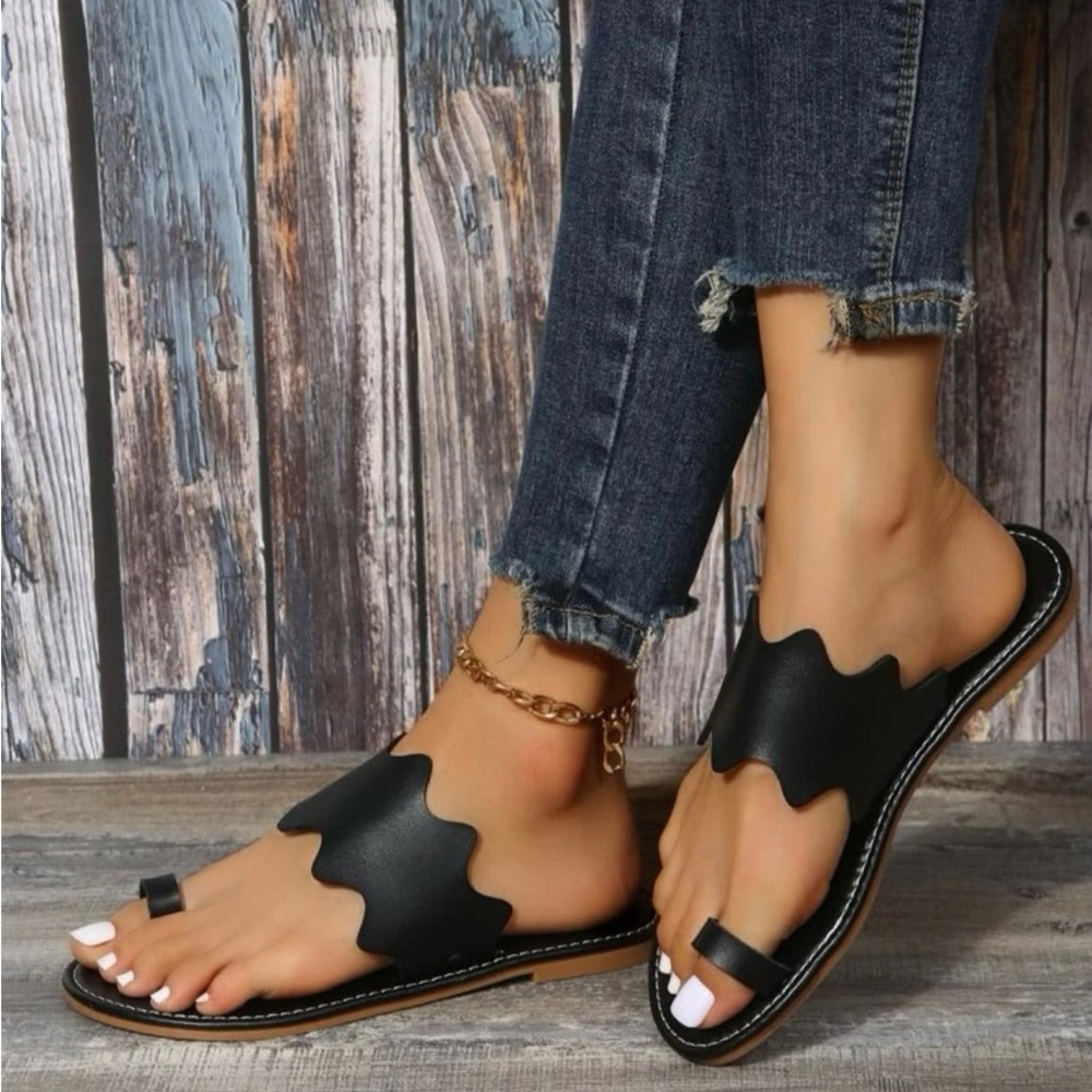 Black toe ring design thong sandals